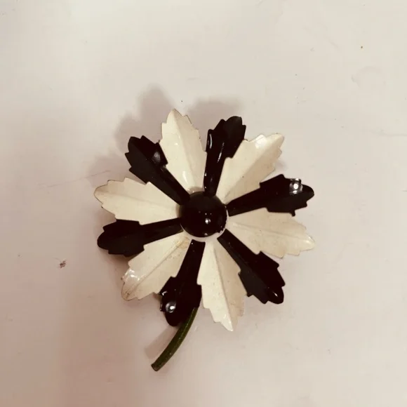 Vintage Black and White Floral Brooch - Picture 2 of 10
